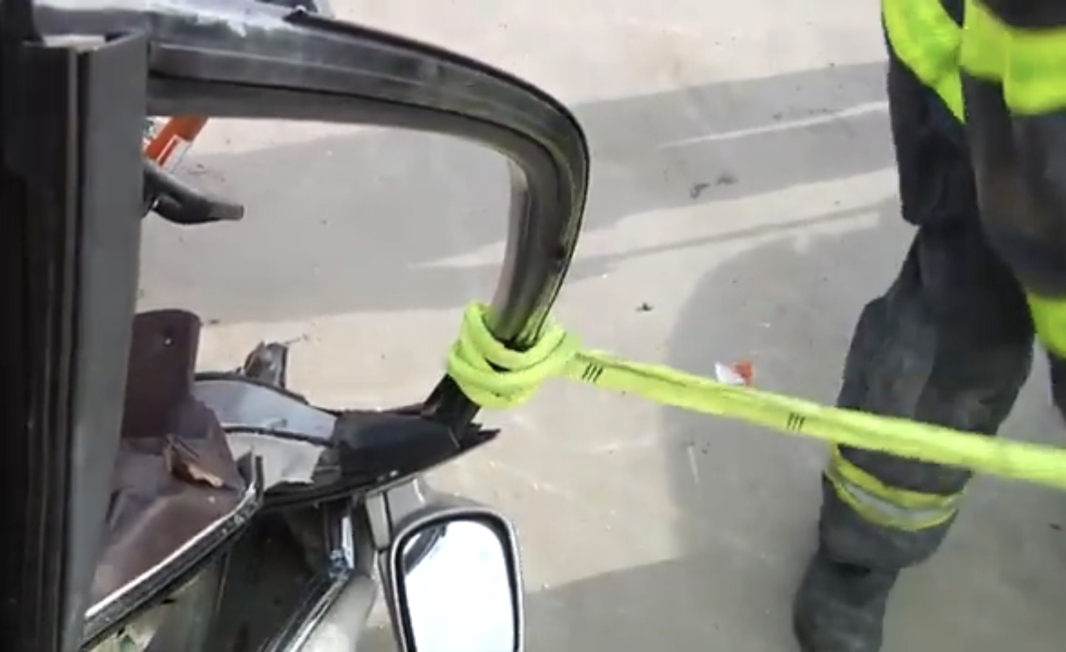 Control the door with webbing and pull away